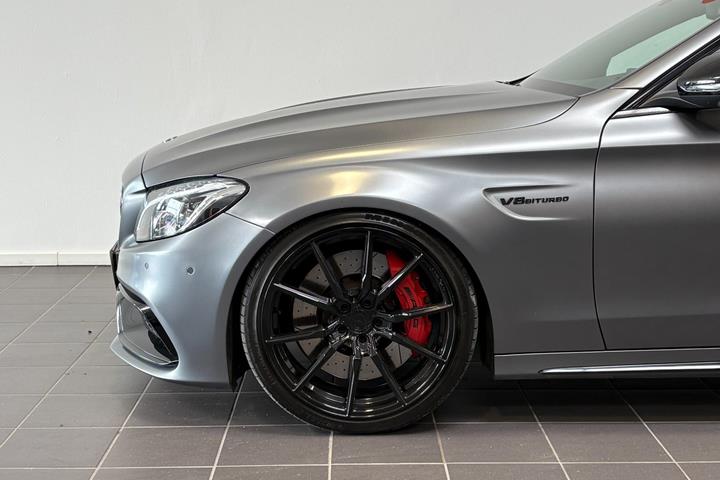 Grå Mercedes C63 fra 2017