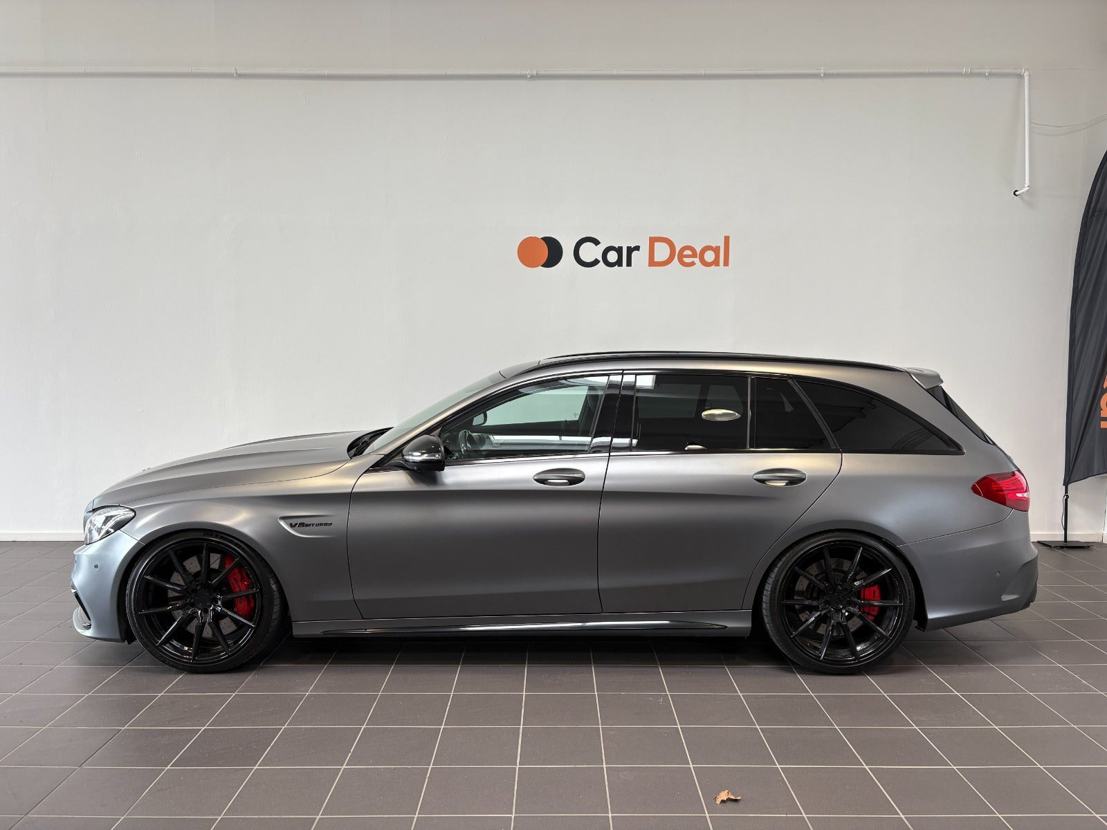 Grå Mercedes C63 fra 2017