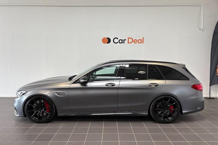 Grå Mercedes C63 fra 2017