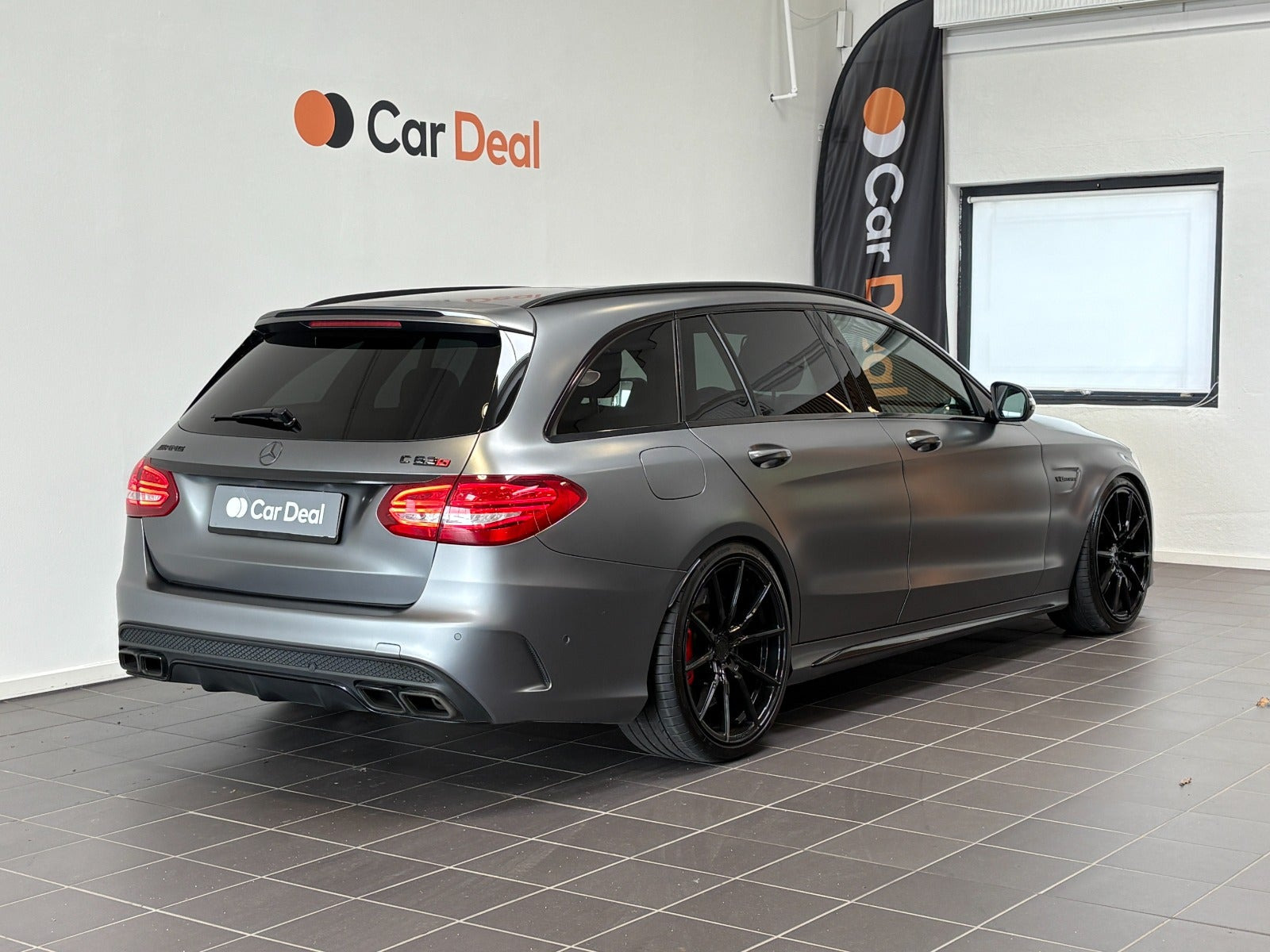 Grå Mercedes C63 fra 2017