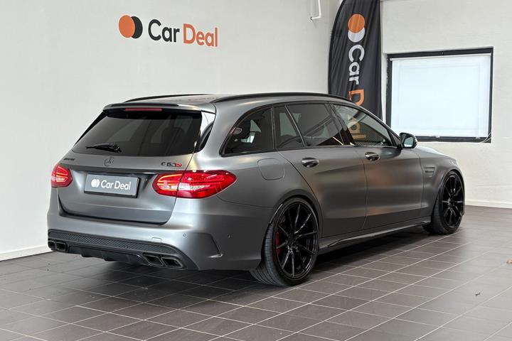 Grå Mercedes C63 fra 2017