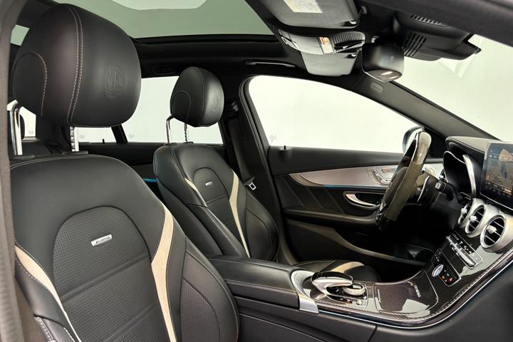 Grå Mercedes C63 fra 2017