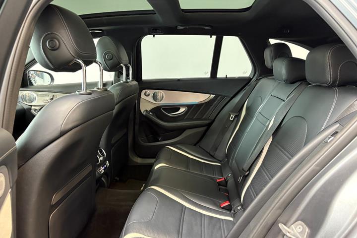Grå Mercedes C63 fra 2017