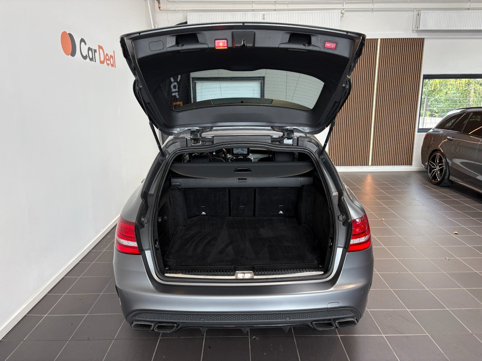 Grå Mercedes C63 fra 2017