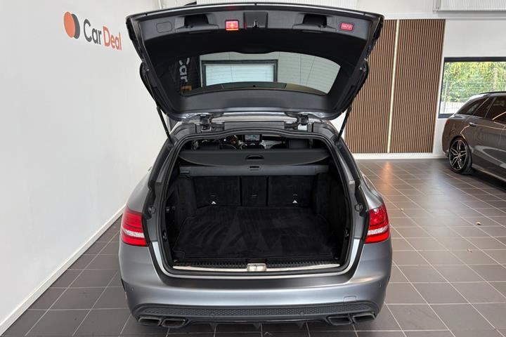 Grå Mercedes C63 fra 2017