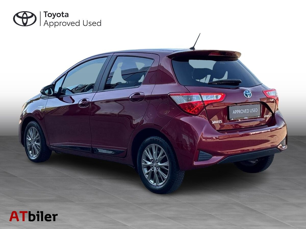 Rød Toyota Yaris fra 2017