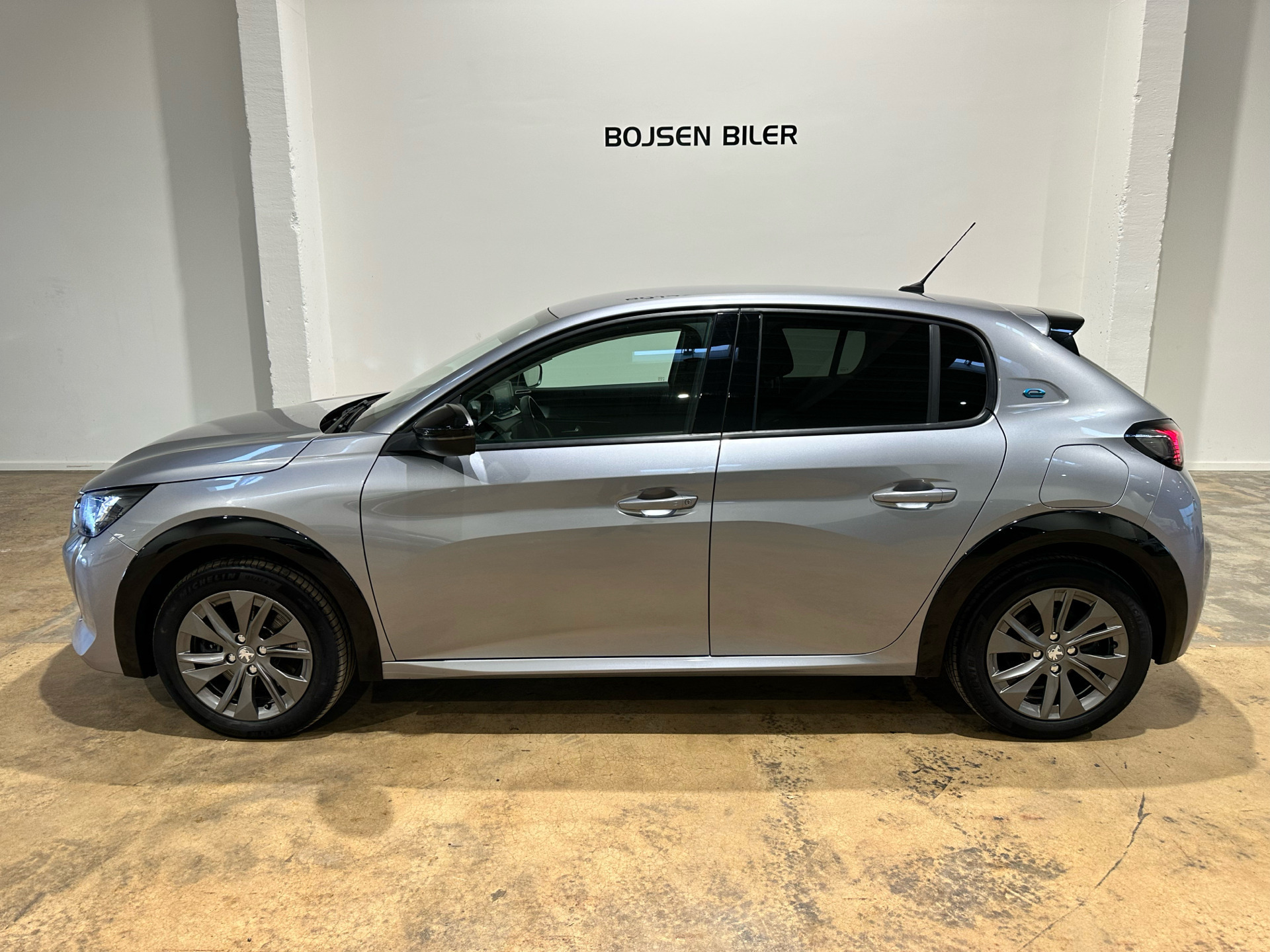 Grå Peugeot e-208 fra 2023