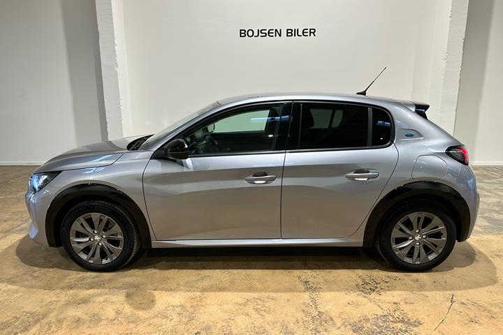 Grå Peugeot e-208 fra 2023
