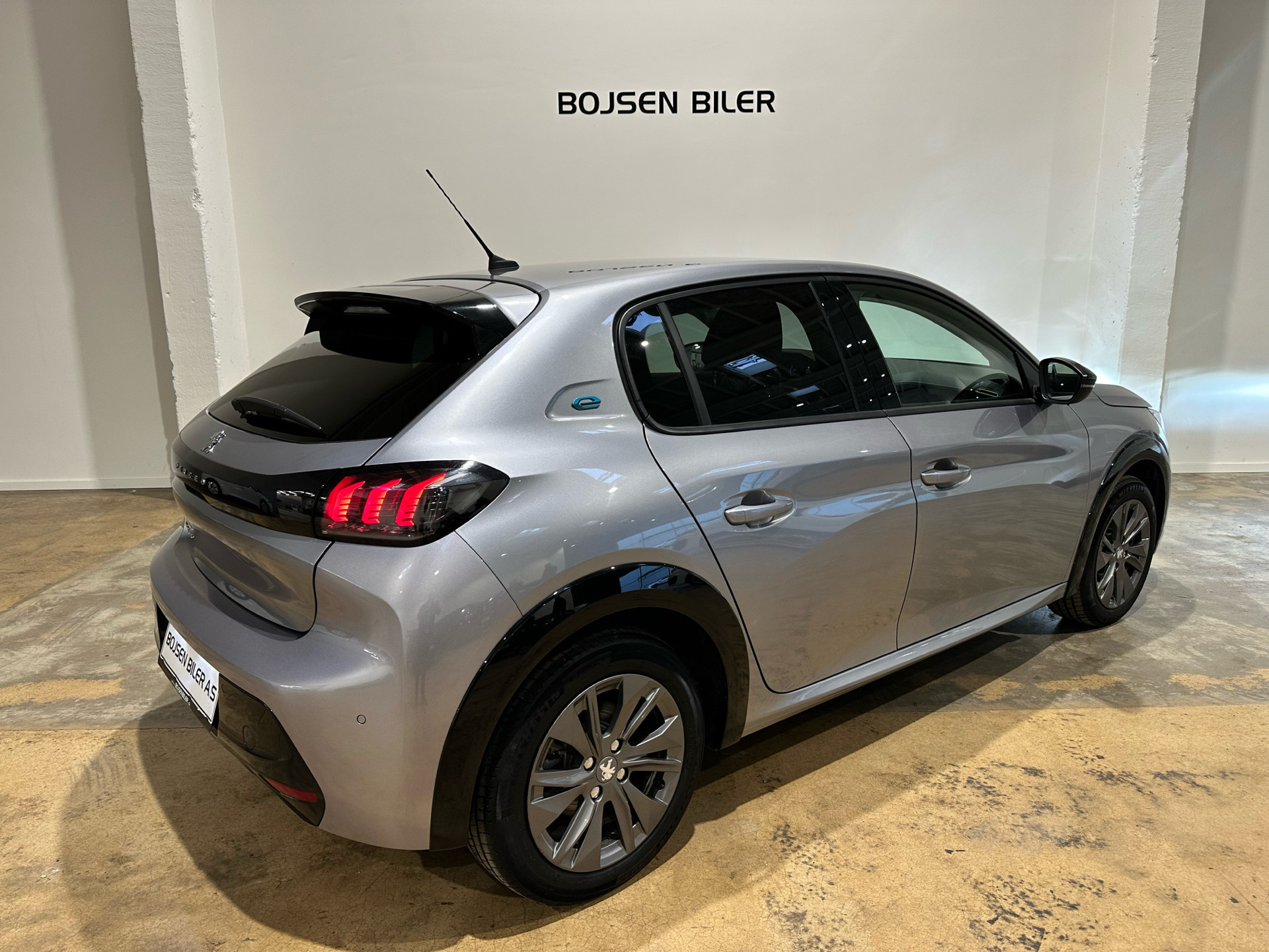 Grå Peugeot e-208 fra 2023