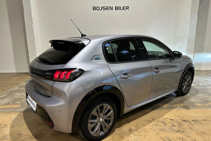 Grå Peugeot e-208 fra 2023