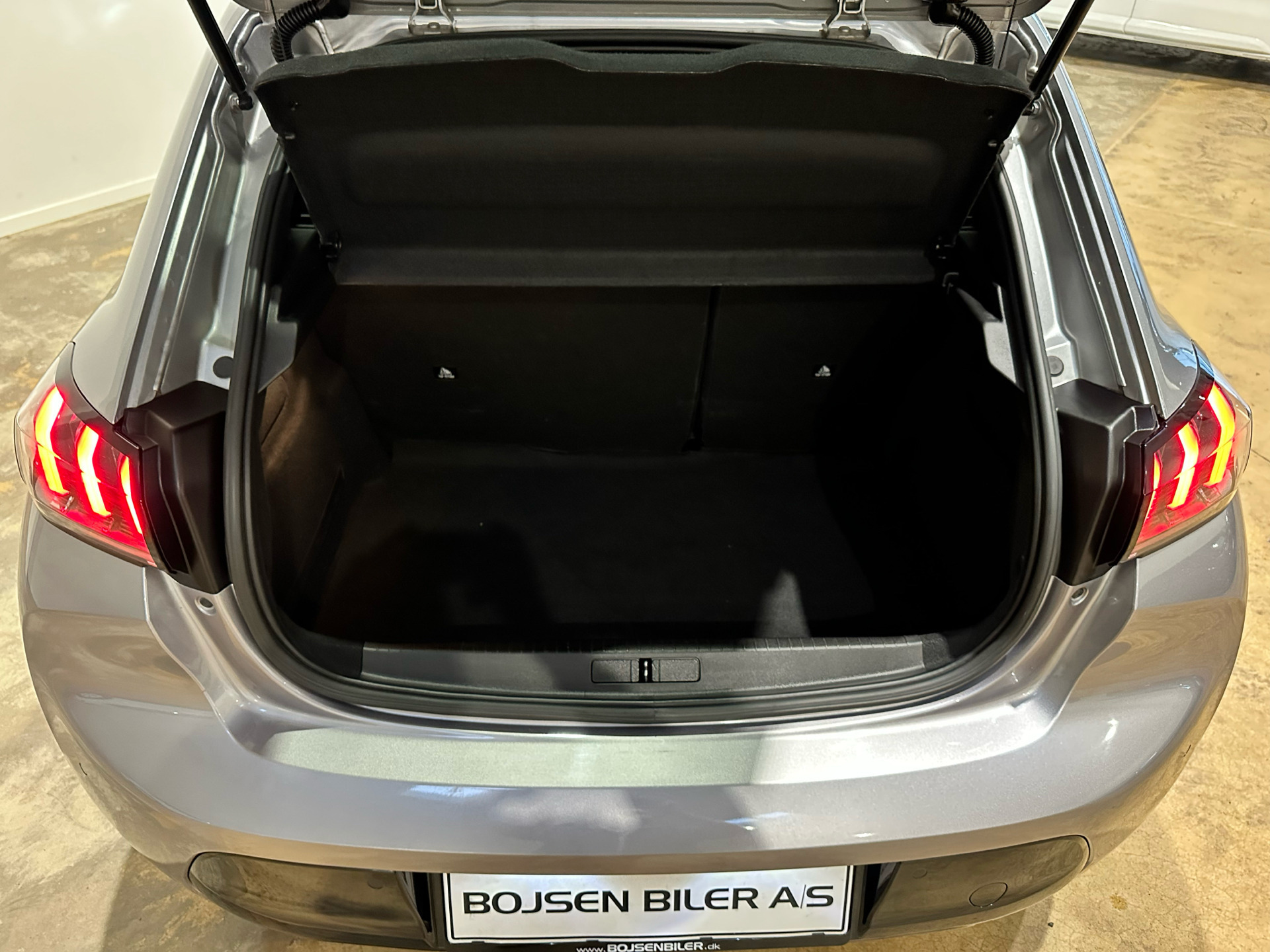 Grå Peugeot e-208 fra 2023