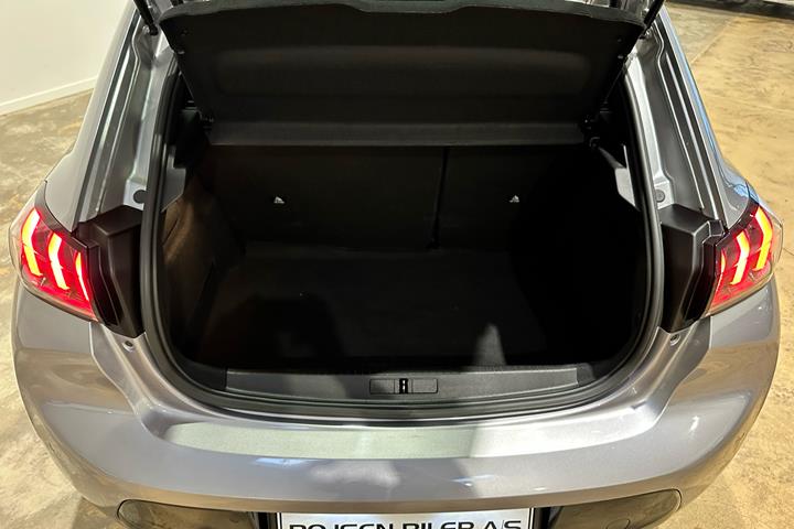 Grå Peugeot e-208 fra 2023
