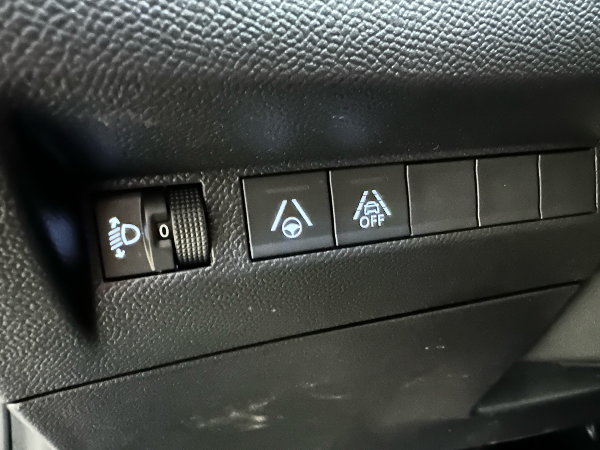 Grå Peugeot e-208 fra 2023