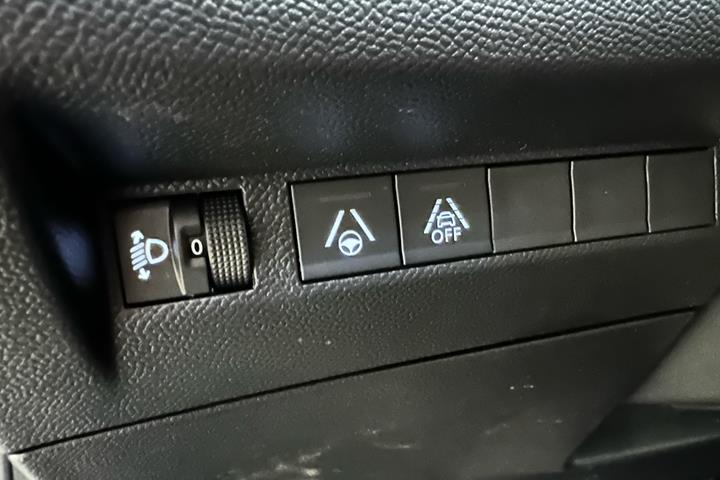 Grå Peugeot e-208 fra 2023