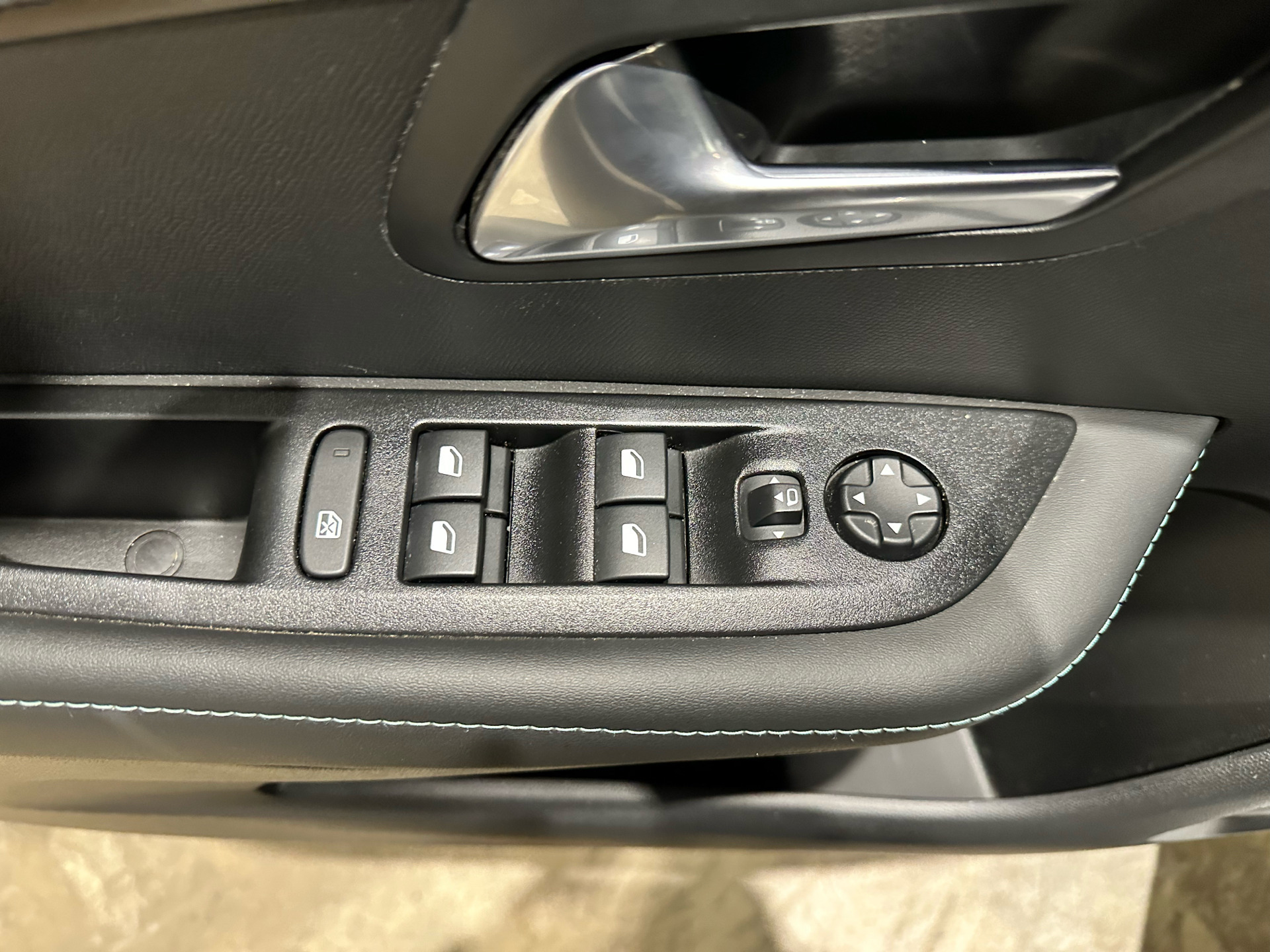 Grå Peugeot e-208 fra 2023