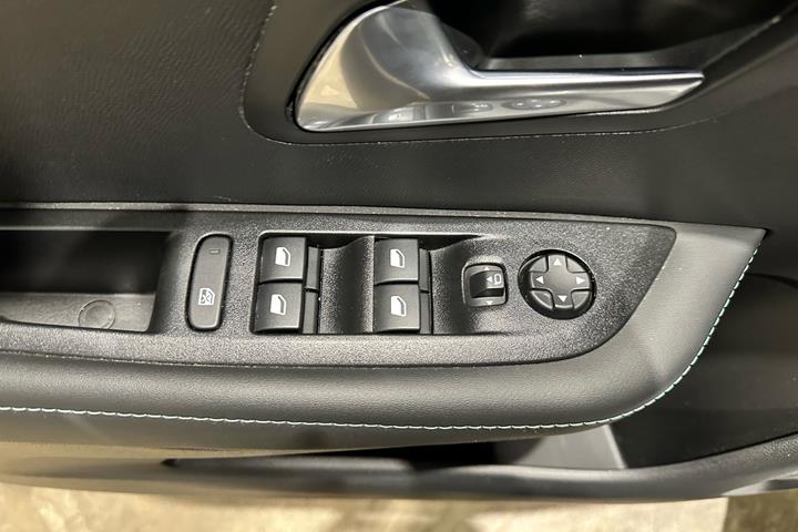 Grå Peugeot e-208 fra 2023