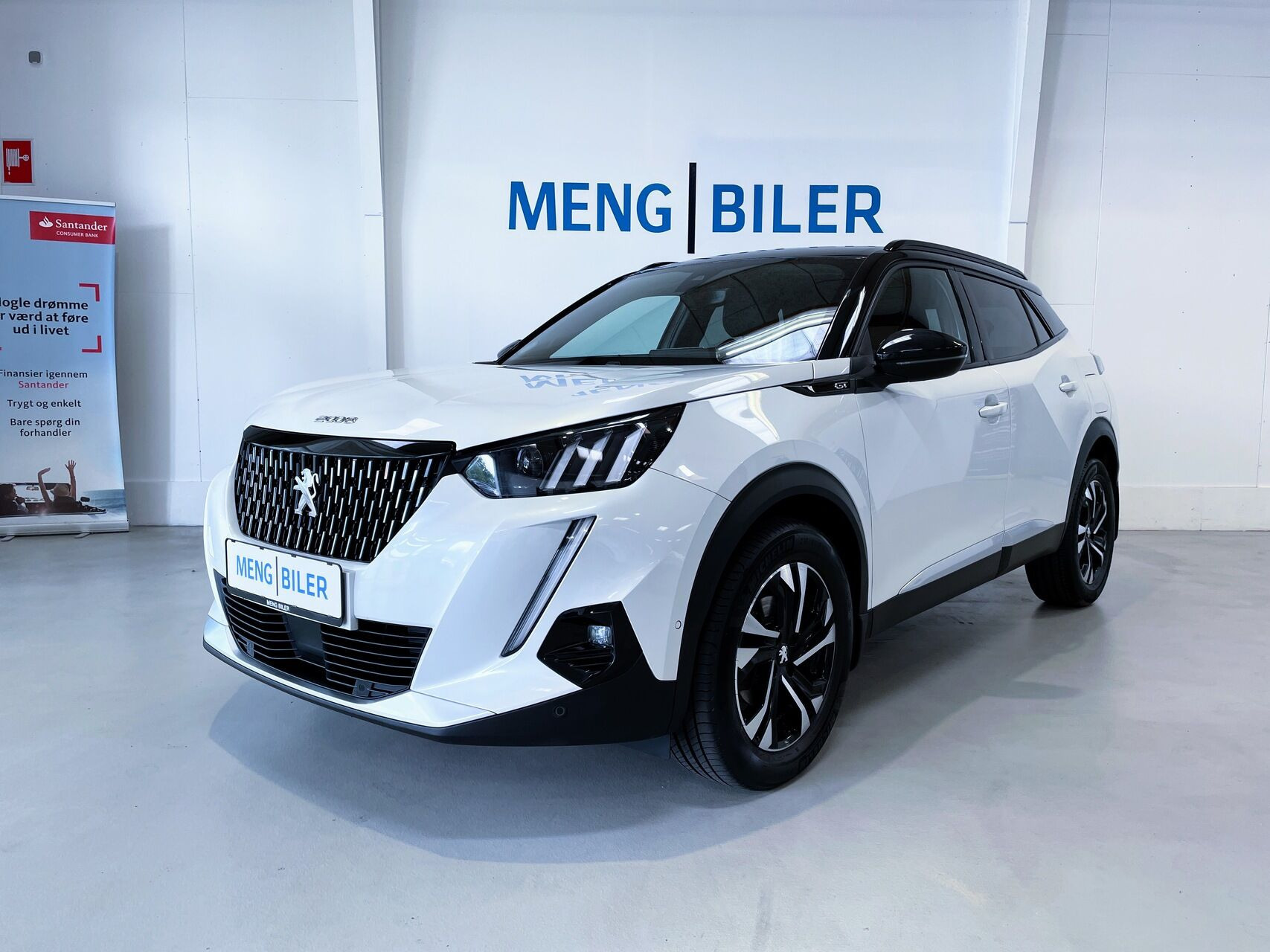 Hvid Peugeot 2008 fra 2021 set udefra