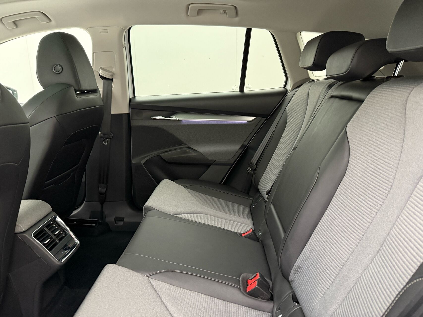 Hvid Skoda Enyaq fra 2021
