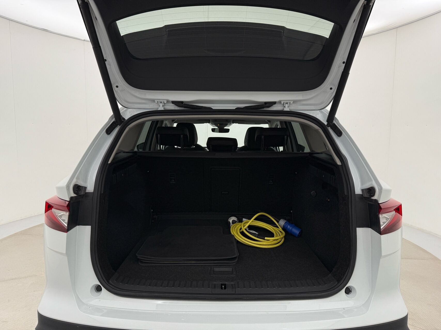Hvid Skoda Enyaq fra 2021