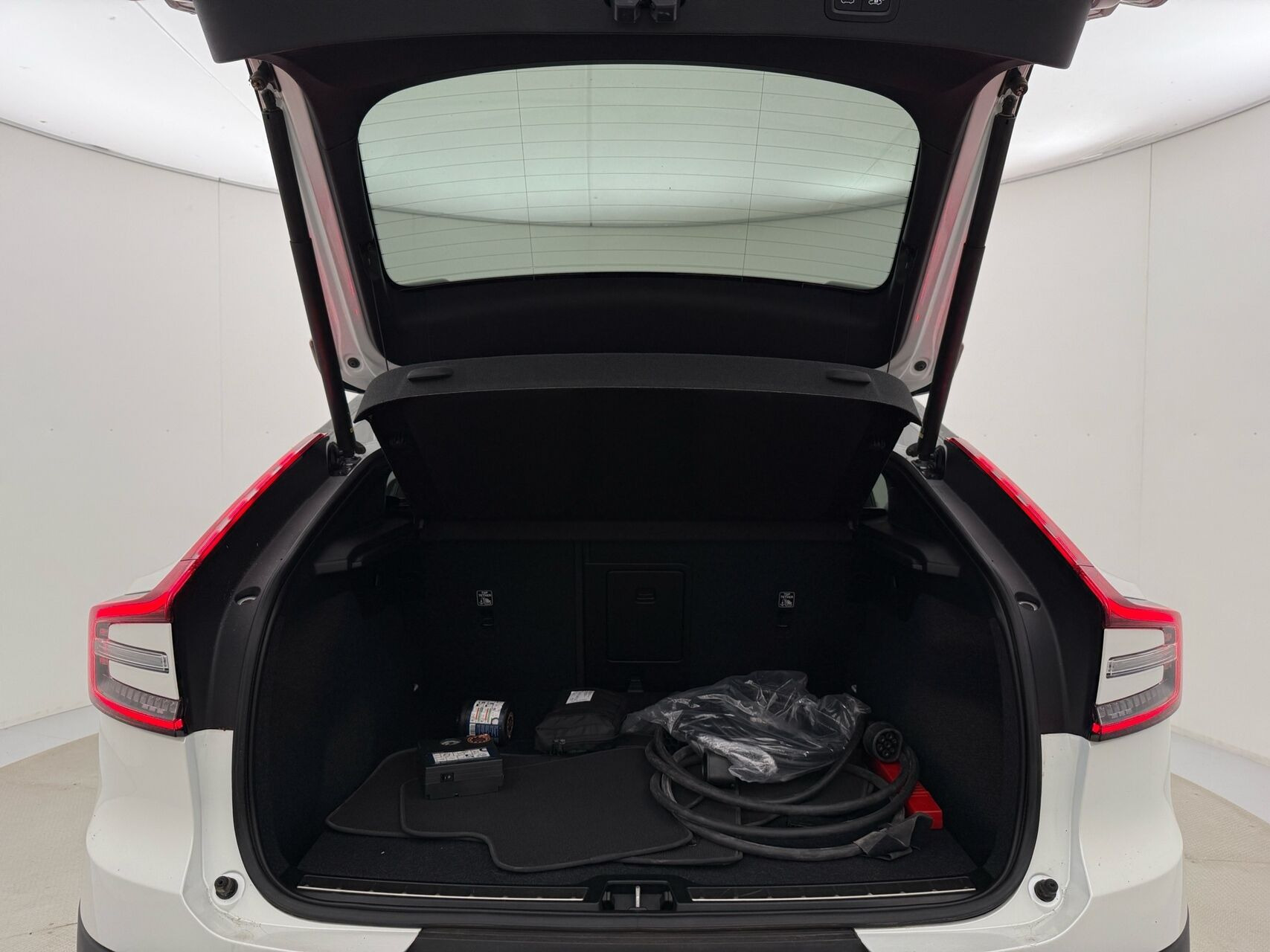 Hvid Volvo C40 fra 2023
