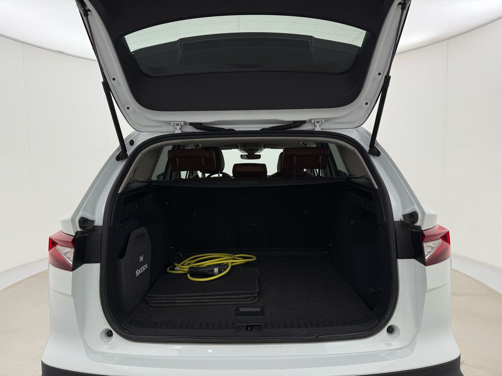Hvid Skoda Enyaq fra 2022