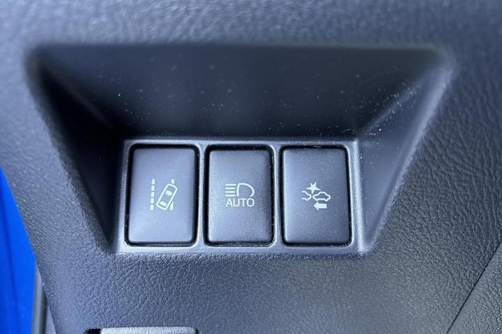 Blå Toyota Yaris fra 2018