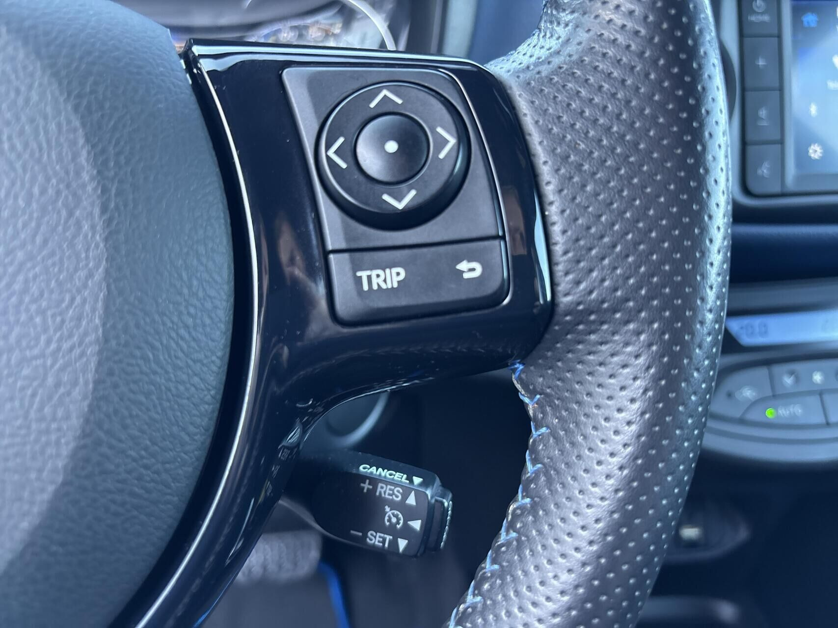 Blå Toyota Yaris fra 2018