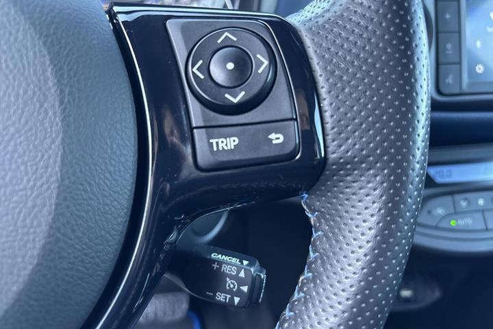 Blå Toyota Yaris fra 2018