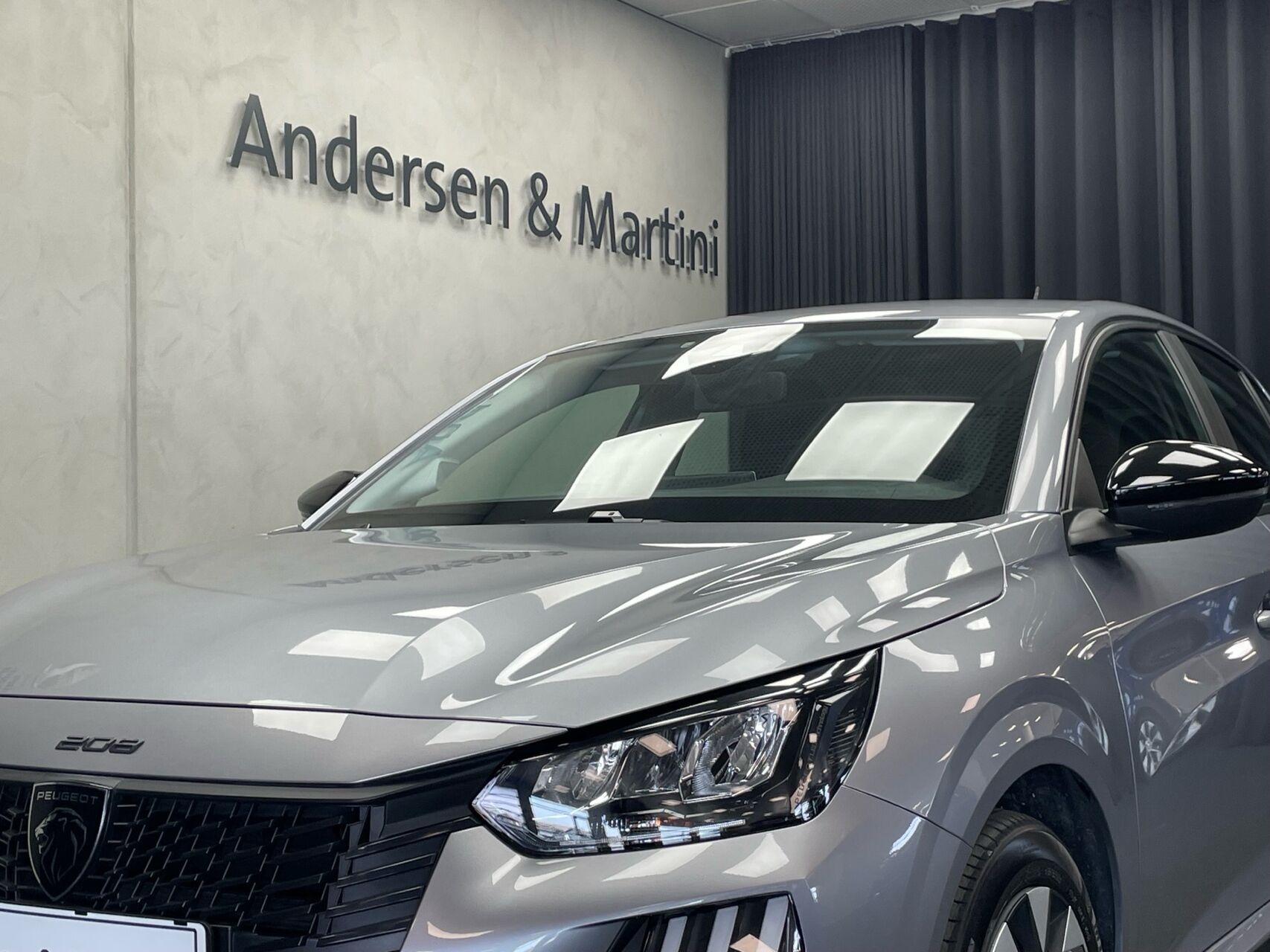 Grå Peugeot e-208 fra 2025