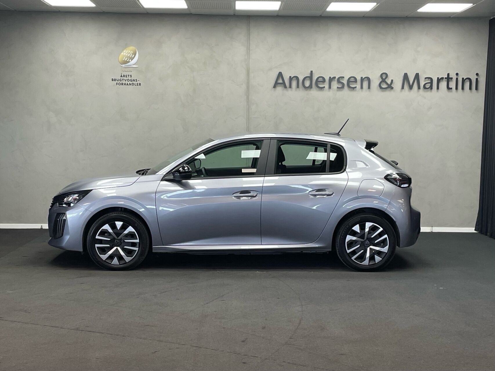 Grå Peugeot e-208 fra 2025