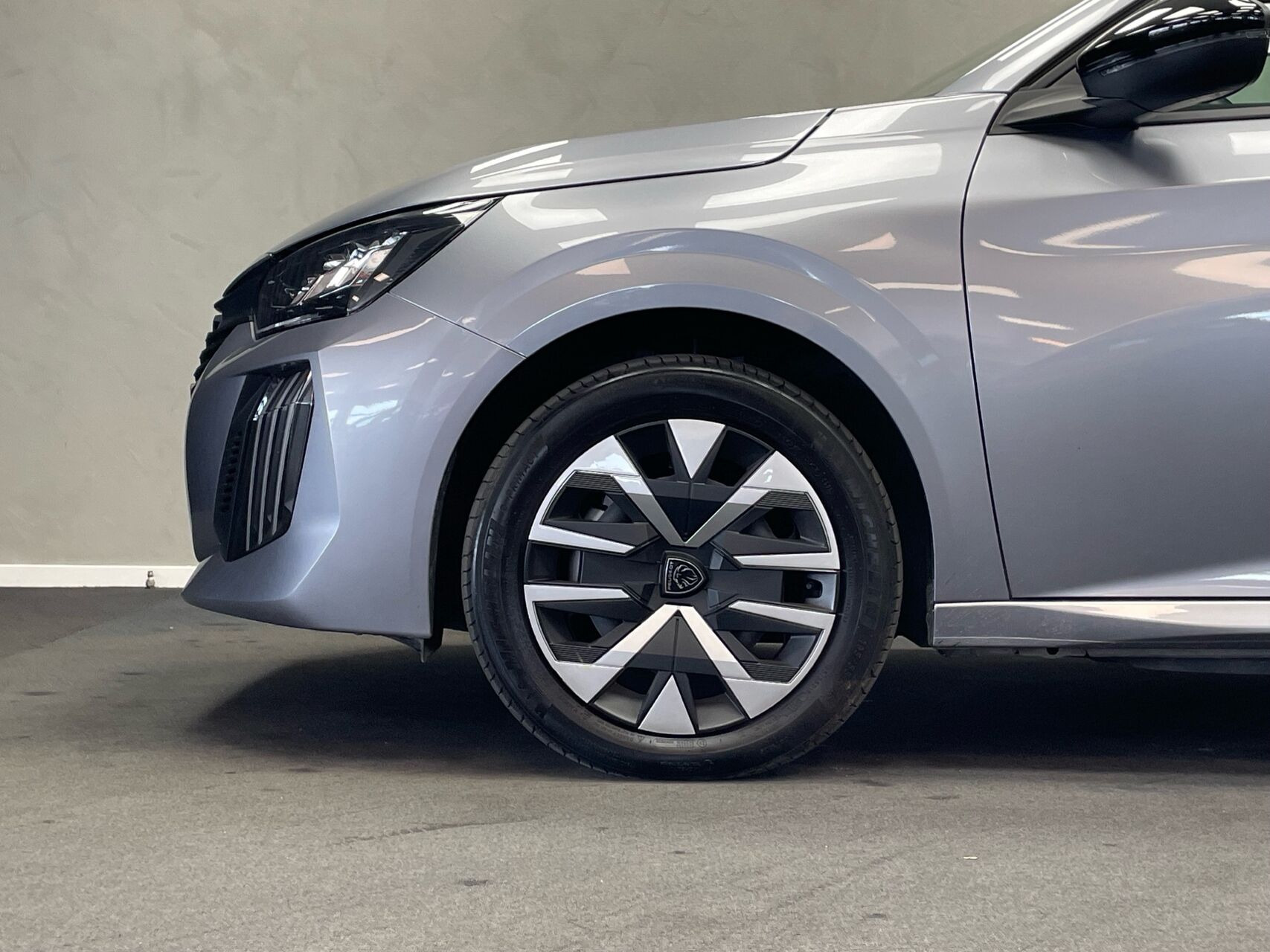 Grå Peugeot e-208 fra 2025