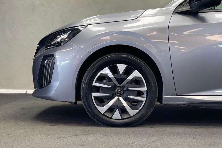 Grå Peugeot e-208 fra 2025