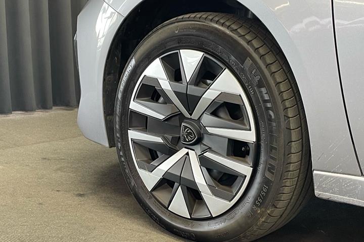 Grå Peugeot e-208 fra 2025