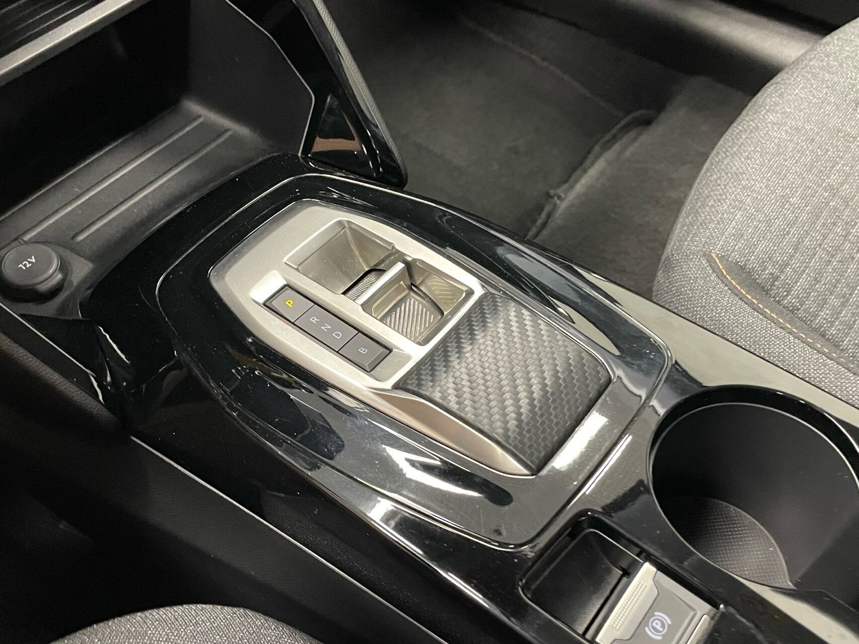 Grå Peugeot e-208 fra 2025