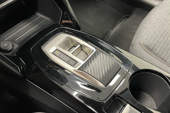 Grå Peugeot e-208 fra 2025