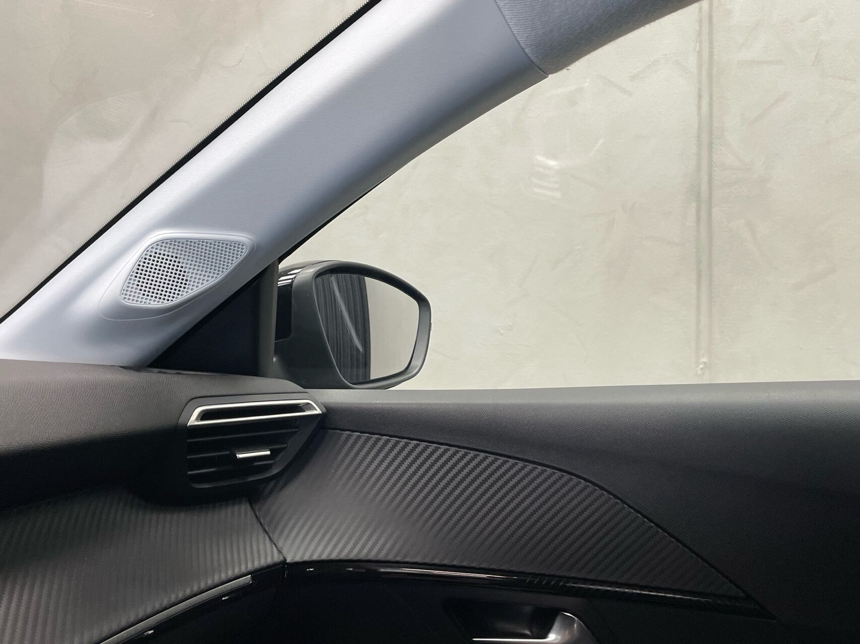 Grå Peugeot e-208 fra 2025