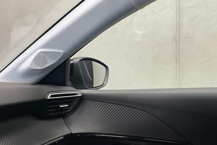 Grå Peugeot e-208 fra 2025