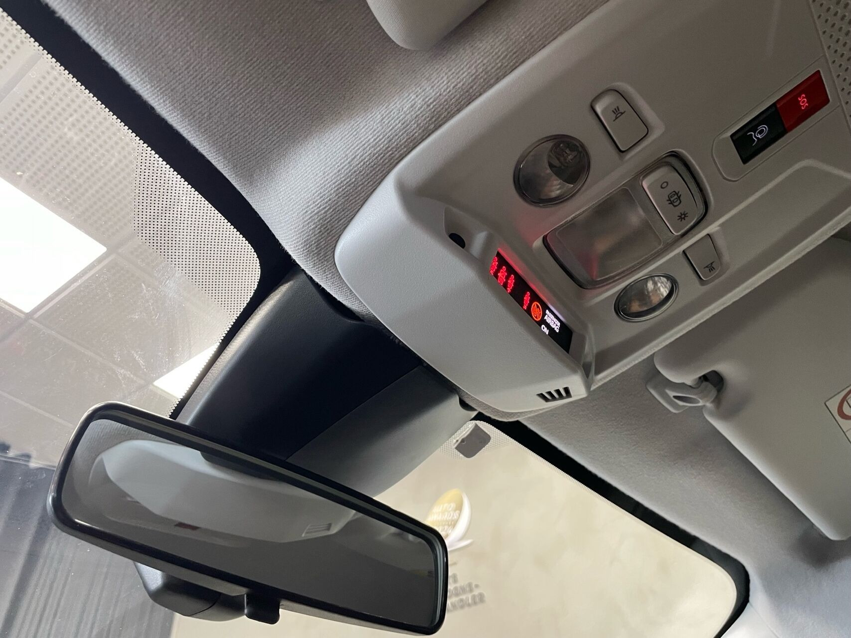Grå Peugeot e-208 fra 2025