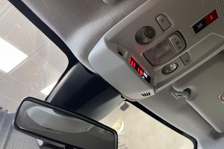Grå Peugeot e-208 fra 2025