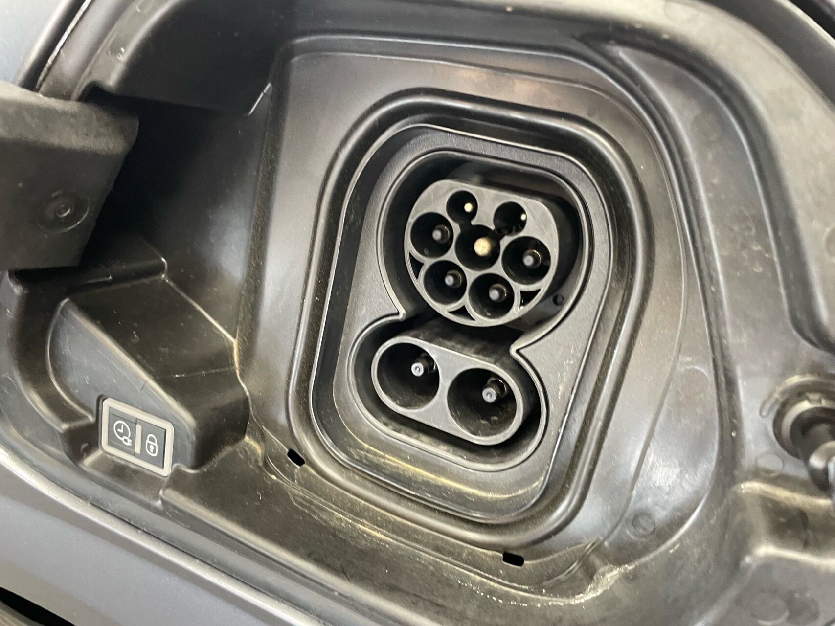 Grå Peugeot e-208 fra 2025