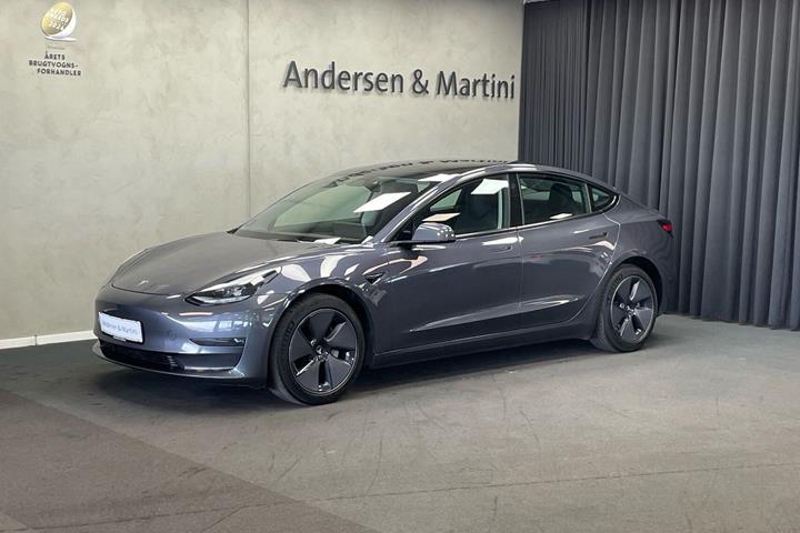 Grå Tesla Model 3 fra 2023