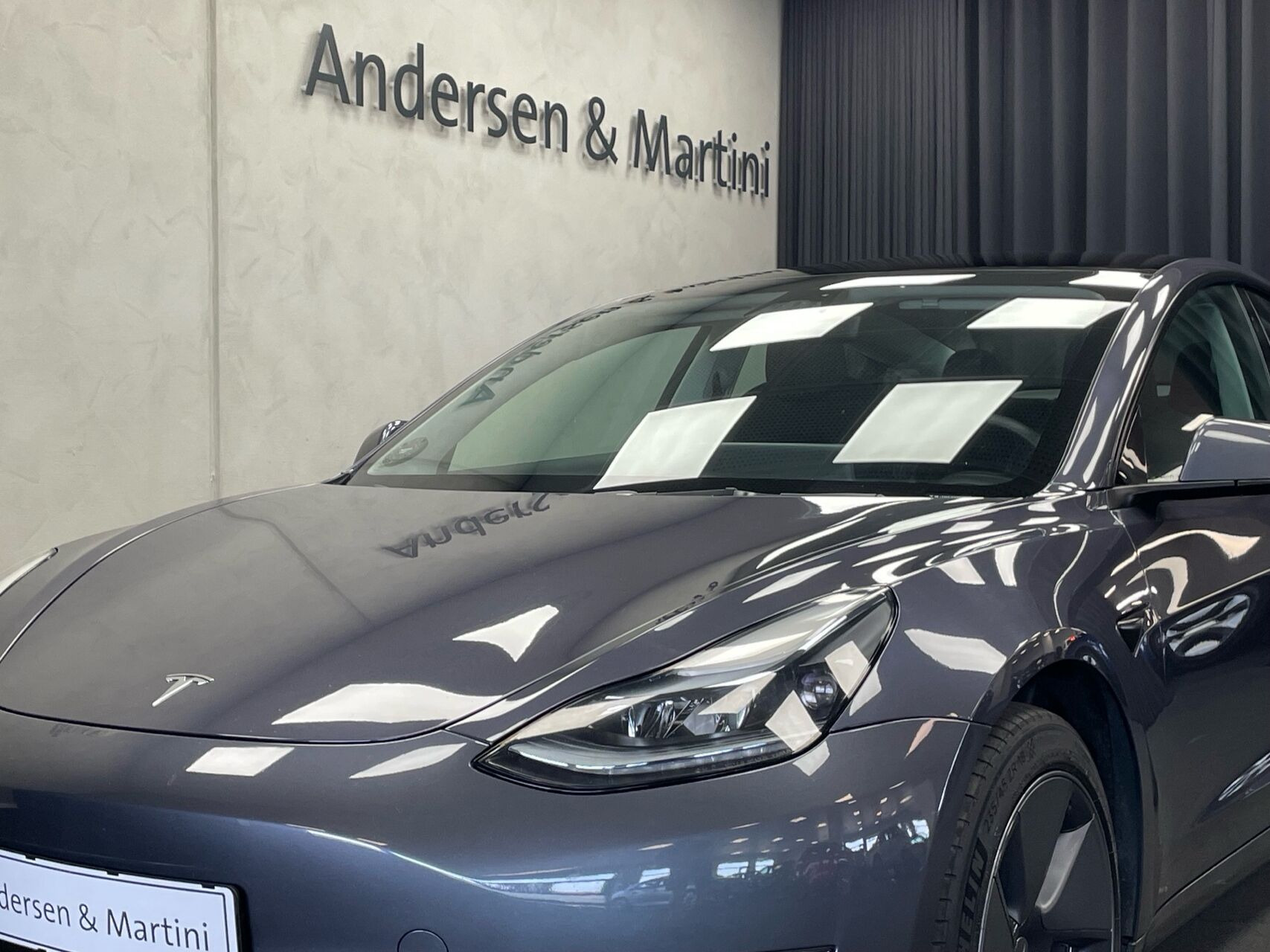 Grå Tesla Model 3 fra 2023