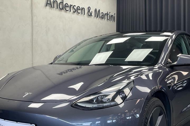 Grå Tesla Model 3 fra 2023
