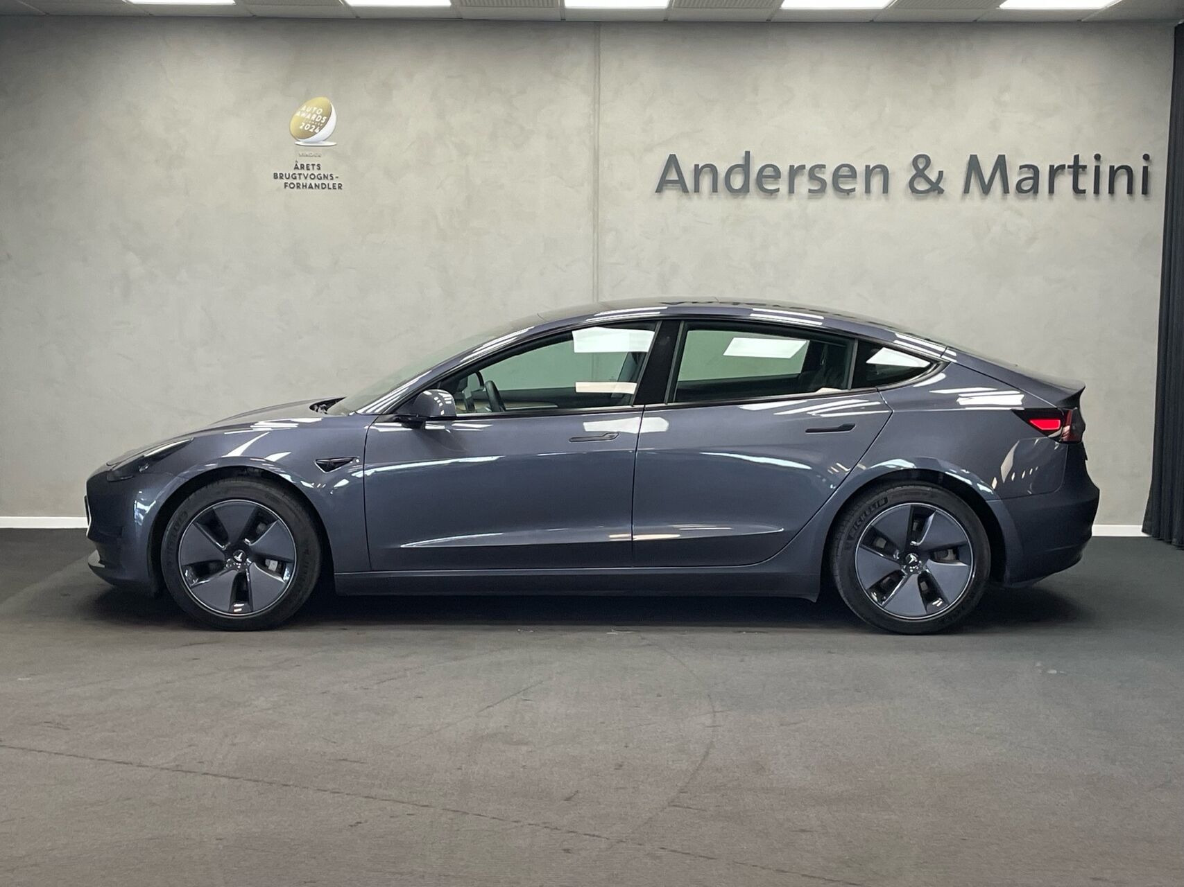 Grå Tesla Model 3 fra 2023
