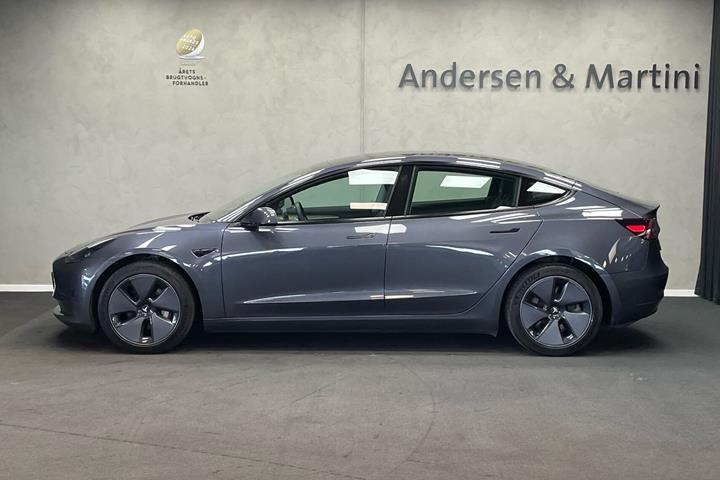 Grå Tesla Model 3 fra 2023