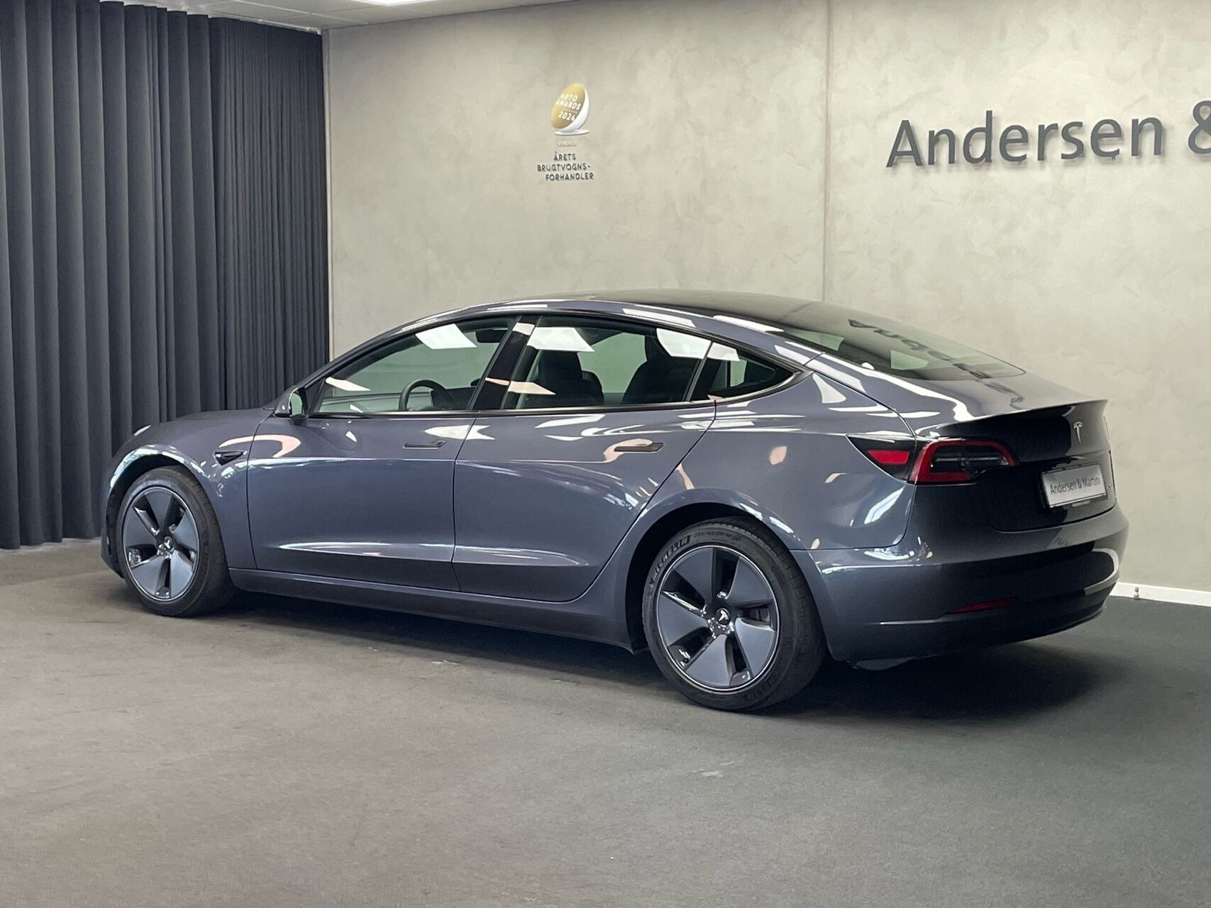 Grå Tesla Model 3 fra 2023