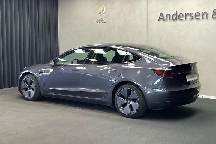 Grå Tesla Model 3 fra 2023
