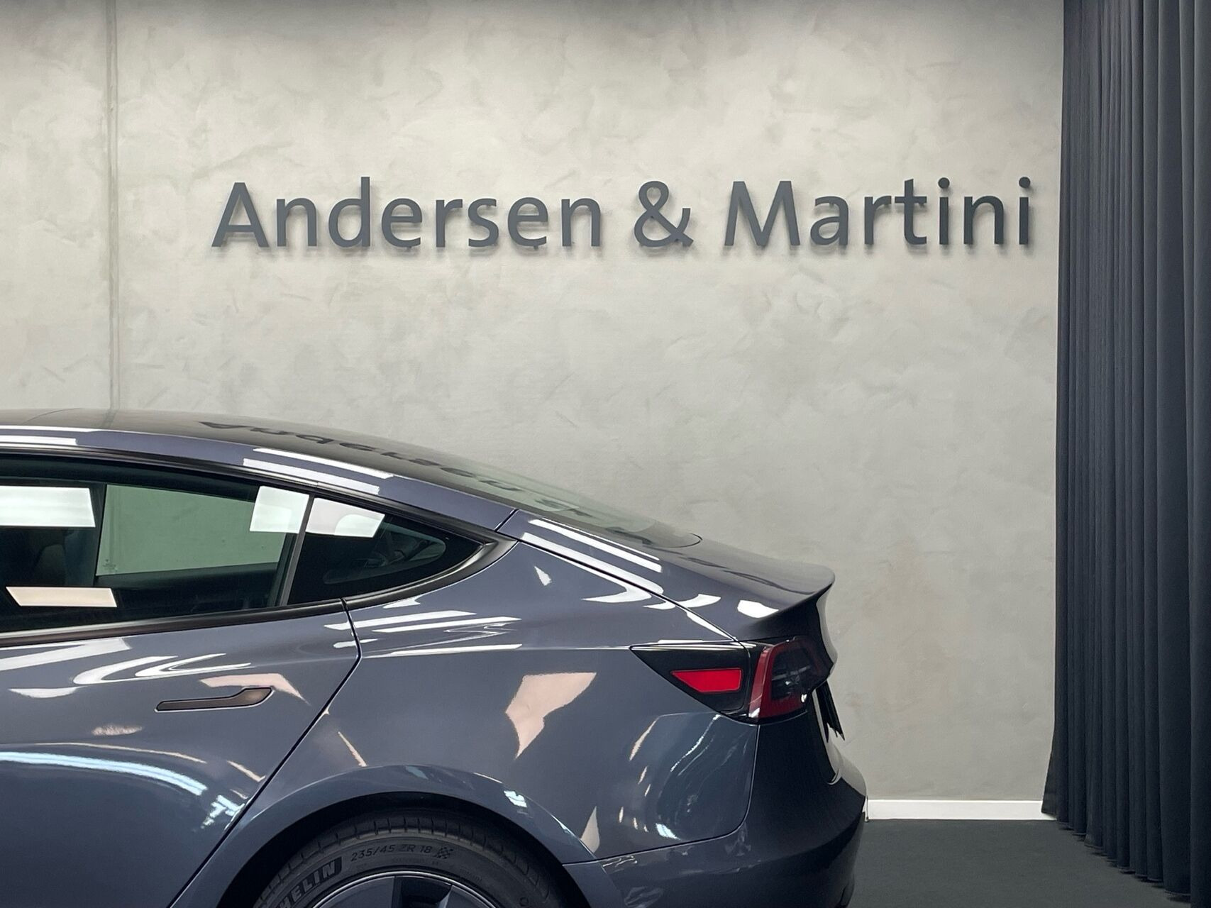 Grå Tesla Model 3 fra 2023
