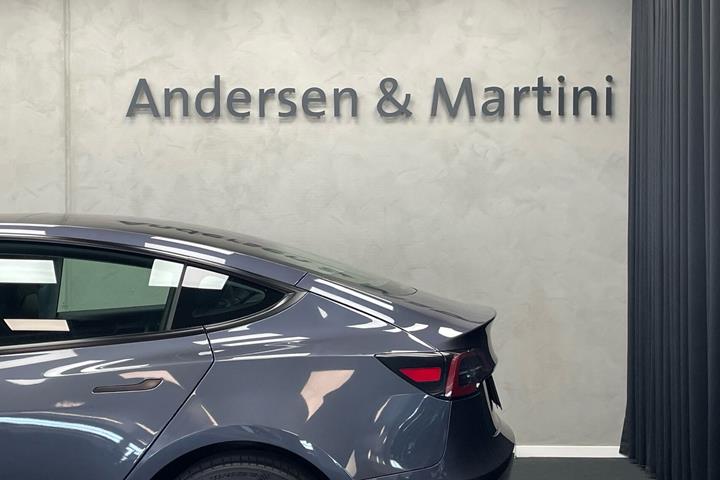 Grå Tesla Model 3 fra 2023