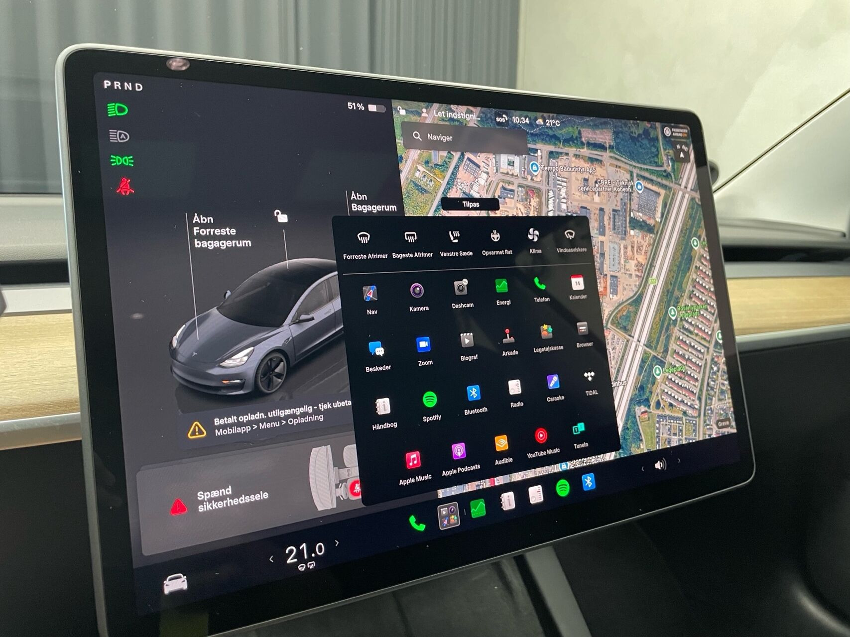 Grå Tesla Model 3 fra 2023